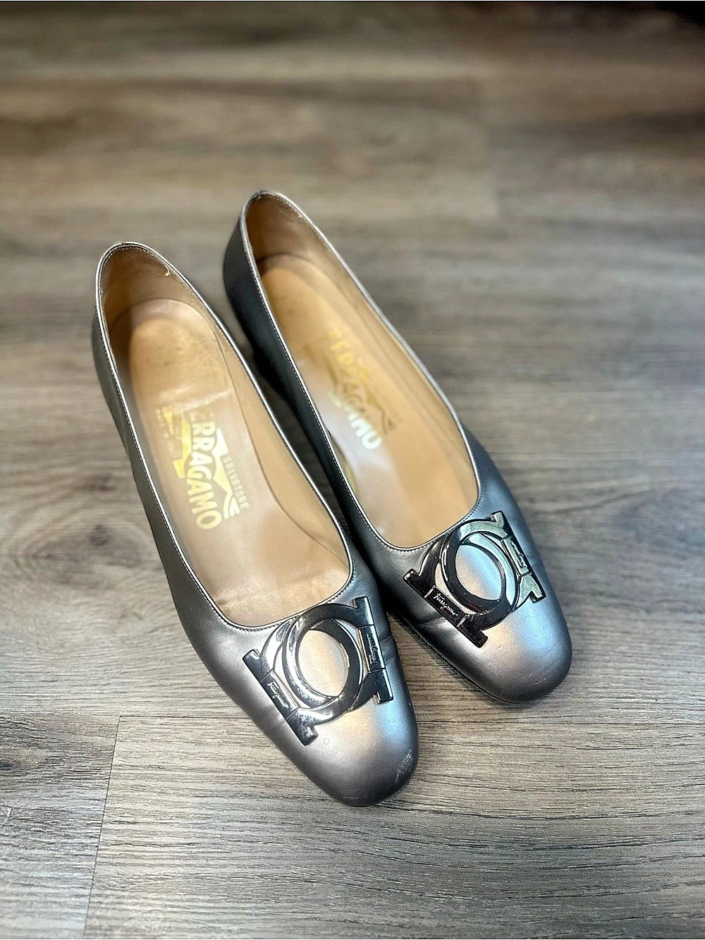 Vintage Salvatore Ferragamo Pewter Leather Gancini Logo Pumps Heels Silver 6